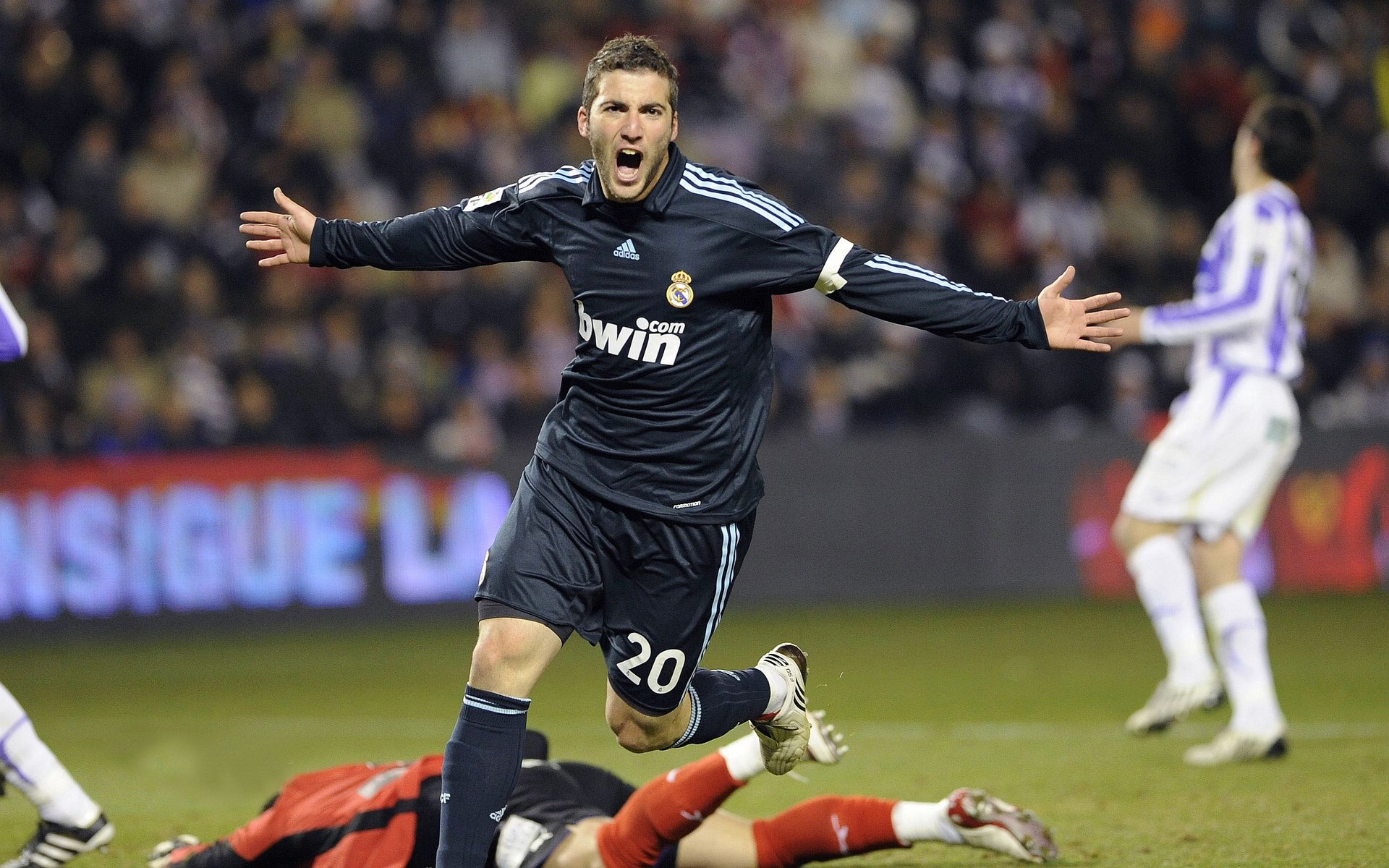 法甲夜场比赛吸引大量球迷,现场气氛火爆,法甲的比赛